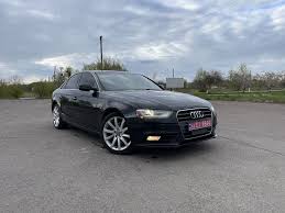 чорний Audi A4 на міській вулиці